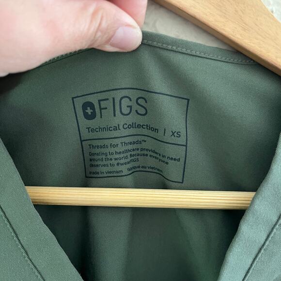 Figs Catarina One pocket Scrub longsleeves in olive green - Picture 6 of 10